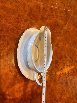 Vajilla de porcelana blanca y dorada