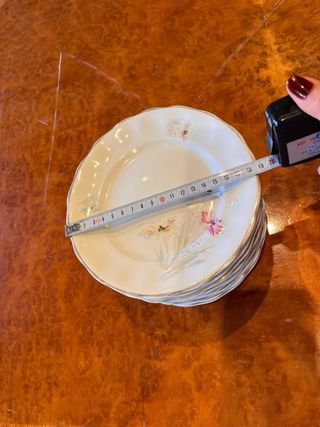 Vajilla de porcelana blanca y dorada