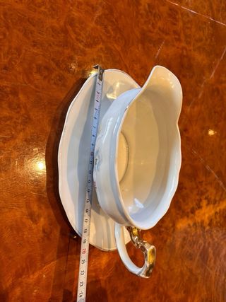 Vajilla de porcelana blanca y dorada