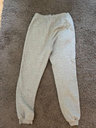 Pantalones Puma grises con logo