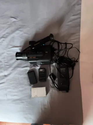 Videocámara Panasonic G2 con accesorios vintage