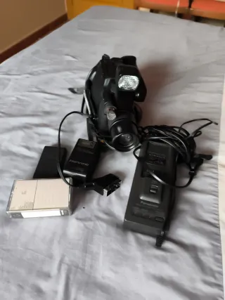 Videocámara Panasonic G2 con accesorios vintage