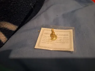 Colgante bañado en oro con auténtica esmeralda