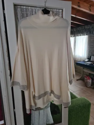 Jersey cuello alto beige talla L con detalles