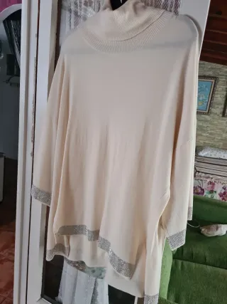 Jersey cuello alto beige talla L con detalles