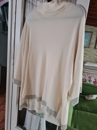Jersey cuello alto beige talla L con detalles