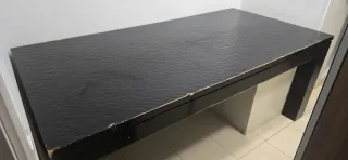 Mesa negra de madera
