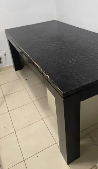 Mesa negra de madera