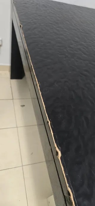 Mesa negra de madera