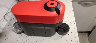 Cafetera nespresso vertuo roja y negra.