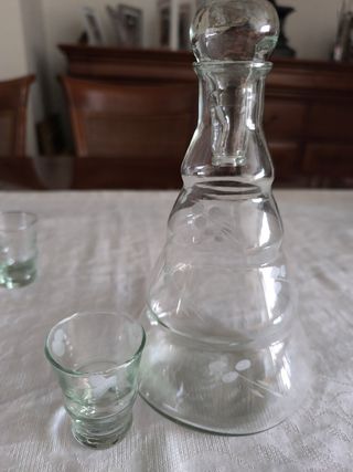 Licorera de cristal con vasos grabados