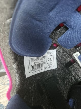 Casco de esquí rosa con gafas