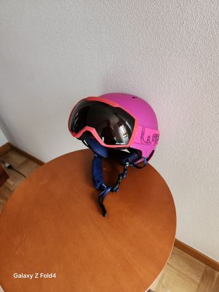 Casco de esquí rosa con gafas