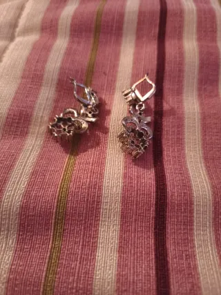 Pendientes plateados con pedrería