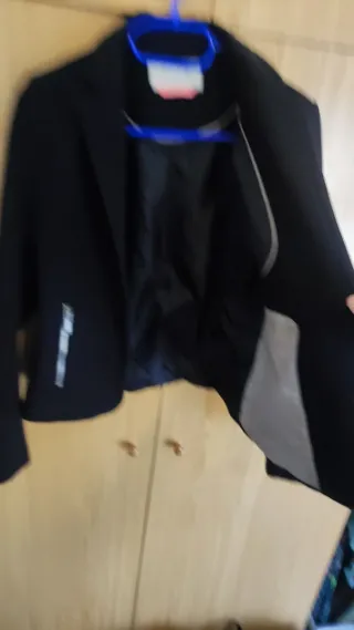 Americana negra elegante equivale a una S la talla