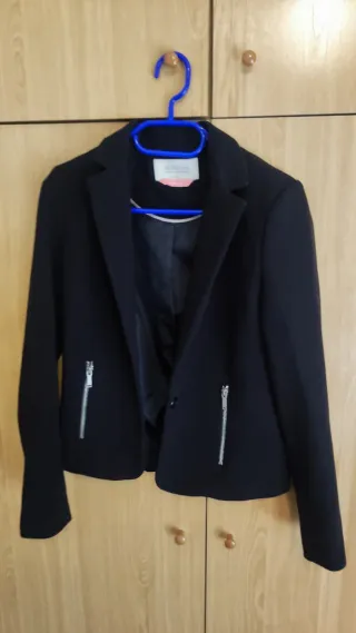 Americana negra elegante equivale a una S la talla