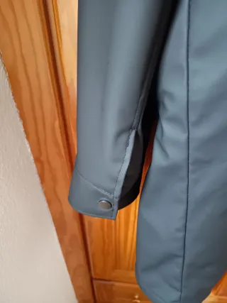 Chubasquero hombre negro