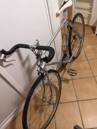 Bicicleta de carretera Epple Pinarello plateada