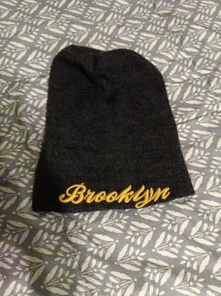 Gorro negro bordado