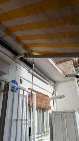 Toldo de terraza beige y amarillo