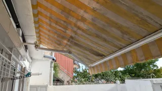 Toldo de terraza beige y amarillo