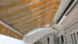 Toldo de terraza beige y amarillo