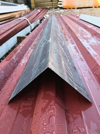 Lateral L panel sandwich