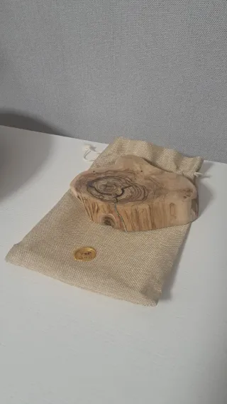 Salvamanteles a estrenar de madera rústica.