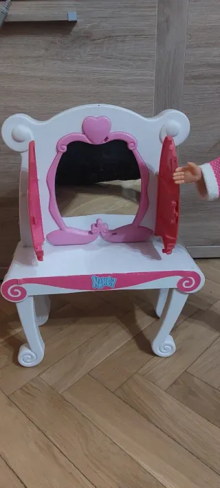 Nancy Tocador y Muñeca