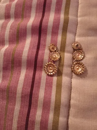 Pendientes largos dorados con pedrería