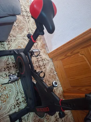 Bicicleta Estática Homcom Negra y roja. Poco uso.