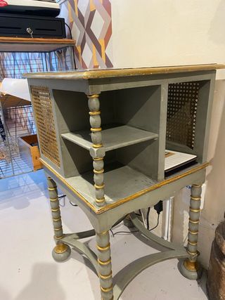 Mesa auxiliar antigua madera y ratán