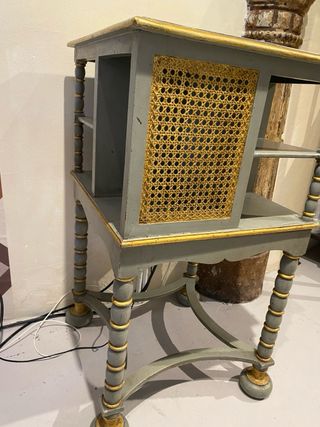 Mesa auxiliar antigua madera y ratán