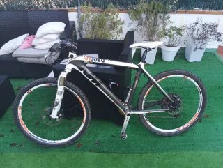 Tres bicis de montaña