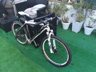 Tres bicis de montaña