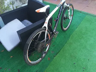 Tres bicis de montaña