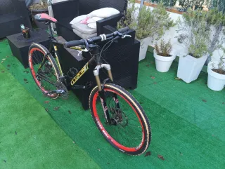 Tres bicis de montaña