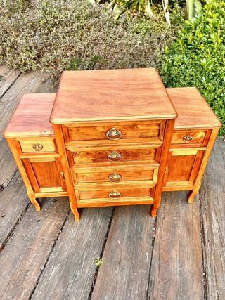 Cómoda de madera con cajones