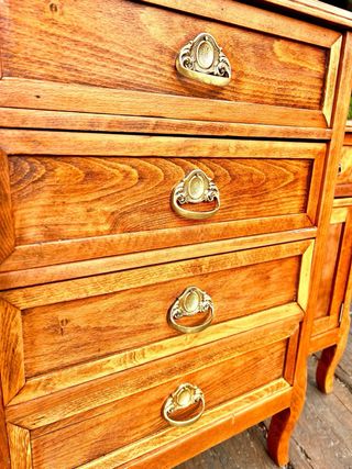 Cómoda de madera con cajones