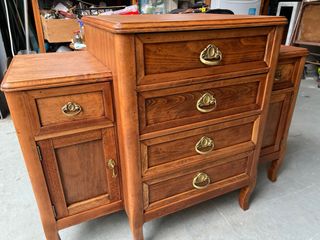 Cómoda de madera con cajones