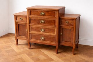 Cómoda de madera con cajones