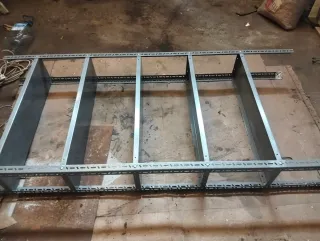 Estantería metálica gris modular