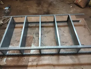 Estantería metálica gris modular