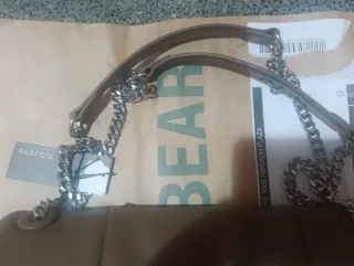 Bolso marrón con cadena