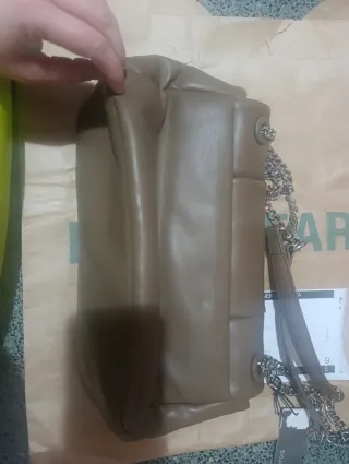 Bolso marrón con cadena