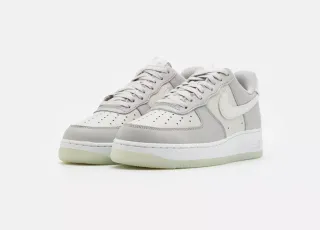 Nike Air Force 1 07 LV8 Uomo Taglia 44