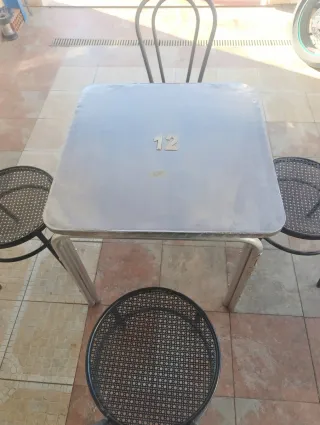 LOTE MESA Y 4 SILLAS METÁLICAS