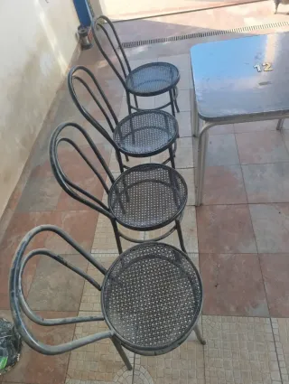 LOTE MESA Y 4 SILLAS METÁLICAS