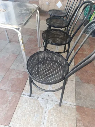 LOTE MESA Y 4 SILLAS METÁLICAS