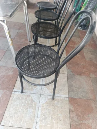 LOTE MESA Y 4 SILLAS METÁLICAS